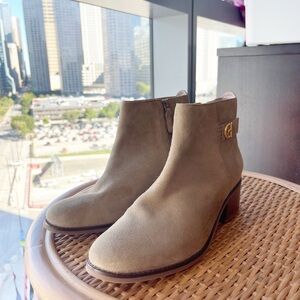 Cole Haan Holis Tan Suede Scandinavian Block Heel Round Toe Ankle Boots Size 9